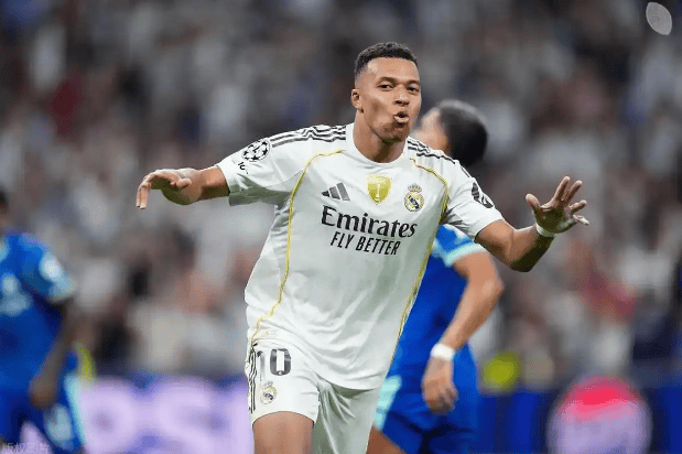 登贝莱捧起金球奖!姆巴佩送祝福,网友调侃:心里不是滋味? 登贝莱捧起金球奖!姆巴佩送祝福,网友调侃:心里不是滋味?