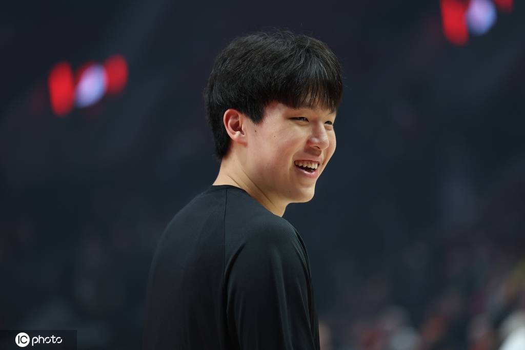 杨瀚森2米16背运过人!乐福:这是天赋 太不可思议了 杨瀚森2米16背运过人!乐福:这是天赋 太不可思议了